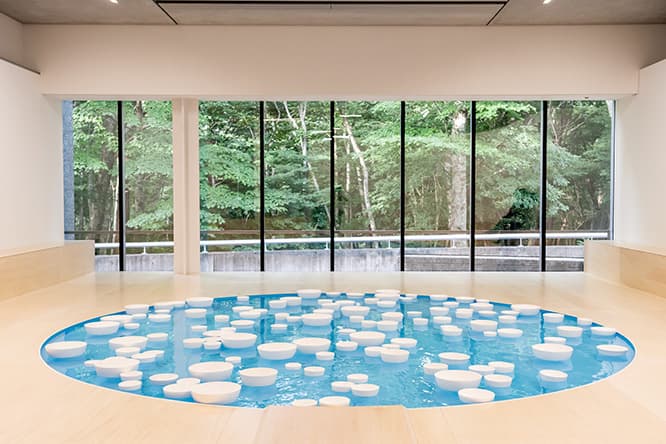 セレスト・ブルシエ＝ムジュノ《クリナメン　v.7》2019年。©Céleste Boursier-Mougenot　箱根の森の中に出現したミニチュアの湖のよう。