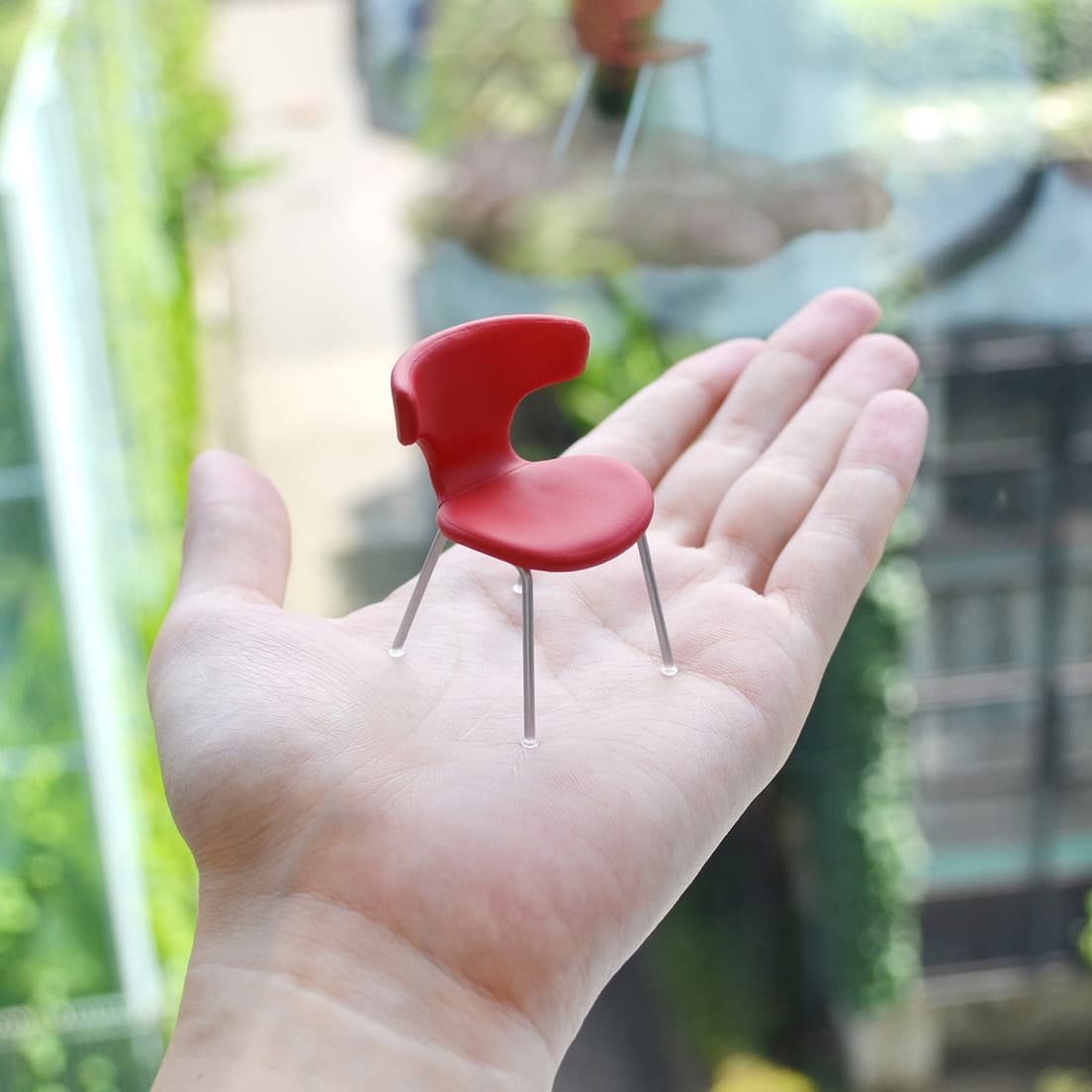 剣持勇がデザインした《チェア》も手乗りサイズに。