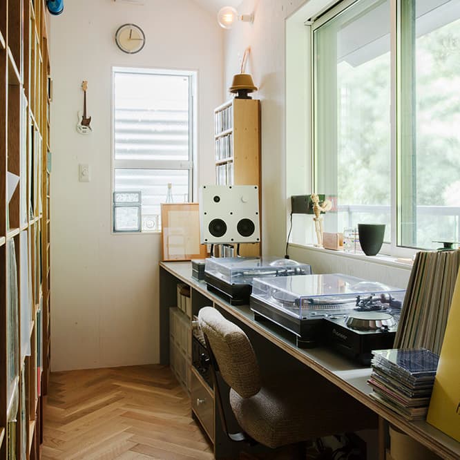 ターンテーブルと無数のレコードに囲まれた恭さんの音楽部屋。「フロントパネルを外した《エネビー30》のメカっぽい表情が好き」と恭さん。
