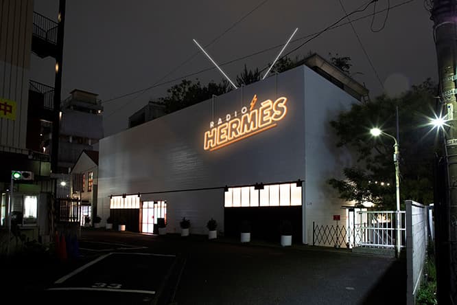 東京・原宿に期間限定で登場する「ポップアップ・ラジオステーション」外観。