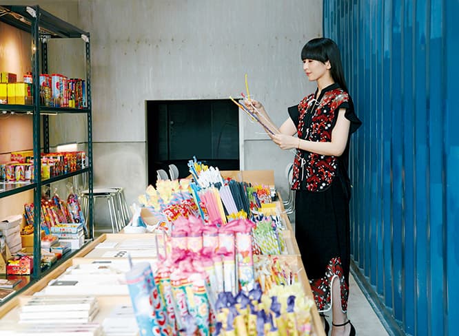 福岡県みやま市で、日本の花火の伝統を守り続けている〈筒井時正玩具花火製造所〉。併設ショップでは、昔ふうに花火がバラ売りされている。「好きな花を1本ずつ選んで花束をつくっているみたい」と喜ぶかしゆか店主。