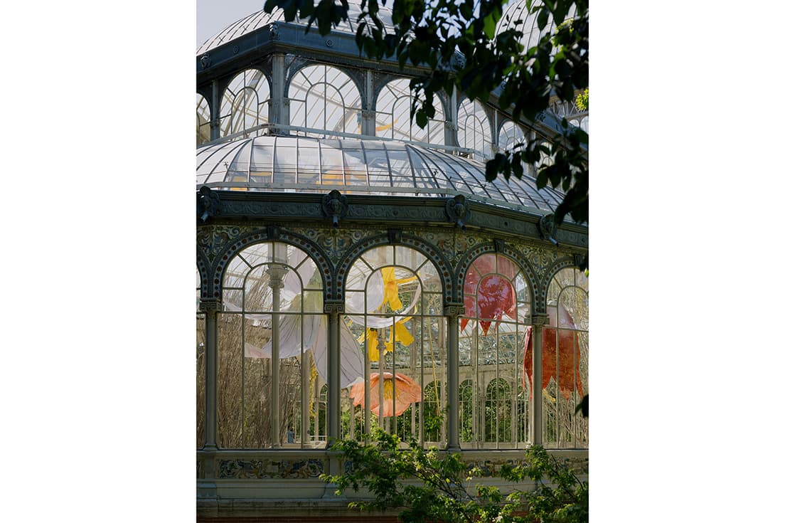 温室外観。巨大でリアルな花たちが公園を訪れる人々の目を引く。© ImagenSubliminal (Miguel de Guzmán y Rocío Romero)
