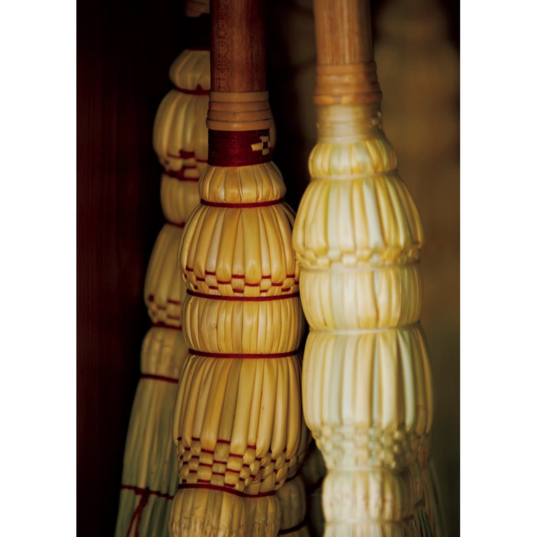 The bundled stalks are tied with hemp strands, robust and beautiful.