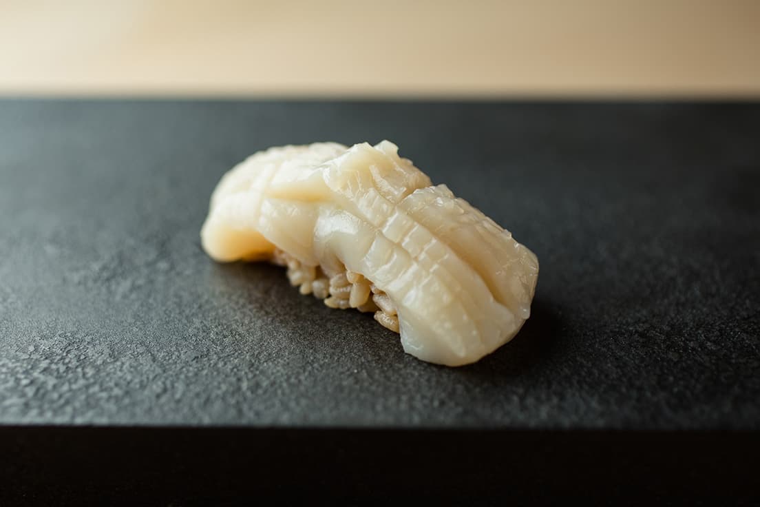 以下、料理はすベて昼コース3,000円より。1貫めは帆立。