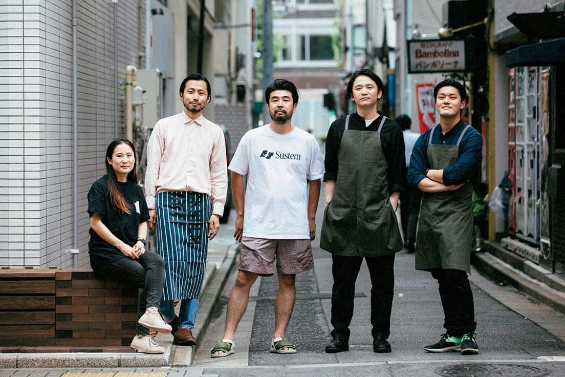 7〜8月にオープンした5つの飲食店の顔となるメンバー。左から、〈Omnipollos Tokyo〉澤本佑子、〈SR〉加藤渉、〈Human Nature〉高橋心一、〈Neki〉西恭平、〈ease〉大山恵介。新たな「兜町らしさ」を作っていく。