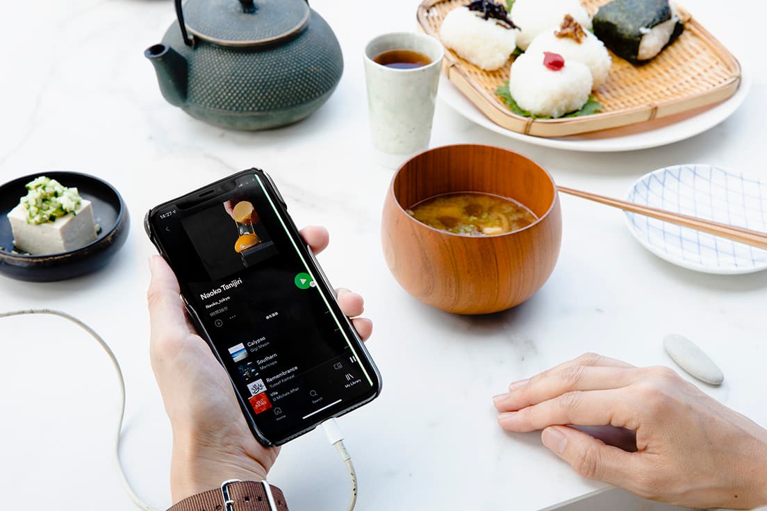 Spotifyのアプリをインストールしてアカウントを持つと、お気に入りの曲やアルバム、アーティストをブックマークした「MY LIBRARY」や、好きな曲やテーマに合った曲を集めて作成する「プレイリスト」で聴きたい音楽をすぐに楽しめる。今朝は直子さんが、映画音楽やインストで大人気のイタリア人ピアニスト、ルドヴィコ・エイナウディのアルバムを選んで、ポータブルスピーカーへ転送。
