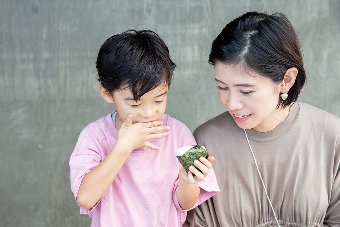 「子どもにはピアノやギターなど生音のよさを楽しめる曲を聴いてほしいなあと思っています」と話す直子さんと5歳の長男。「でもたまにアップテンポの曲――たとえばトム・トム・クラブみたいな1980年代のニューウェイブをかけたりするとノリノリで踊り出すんですよ」