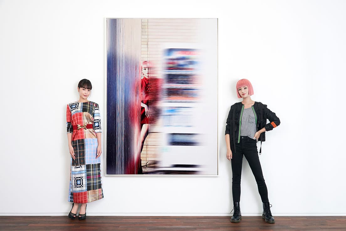 作品《imma（identity）》の前でツーショット。まるで双子!?　という声も多く寄せられるほど、よく似た清川あさみ（左）とヴァーチャルモデル〈imma〉。　hairmake_Risa（清川あさみ） photo_Masayuki Ichinose