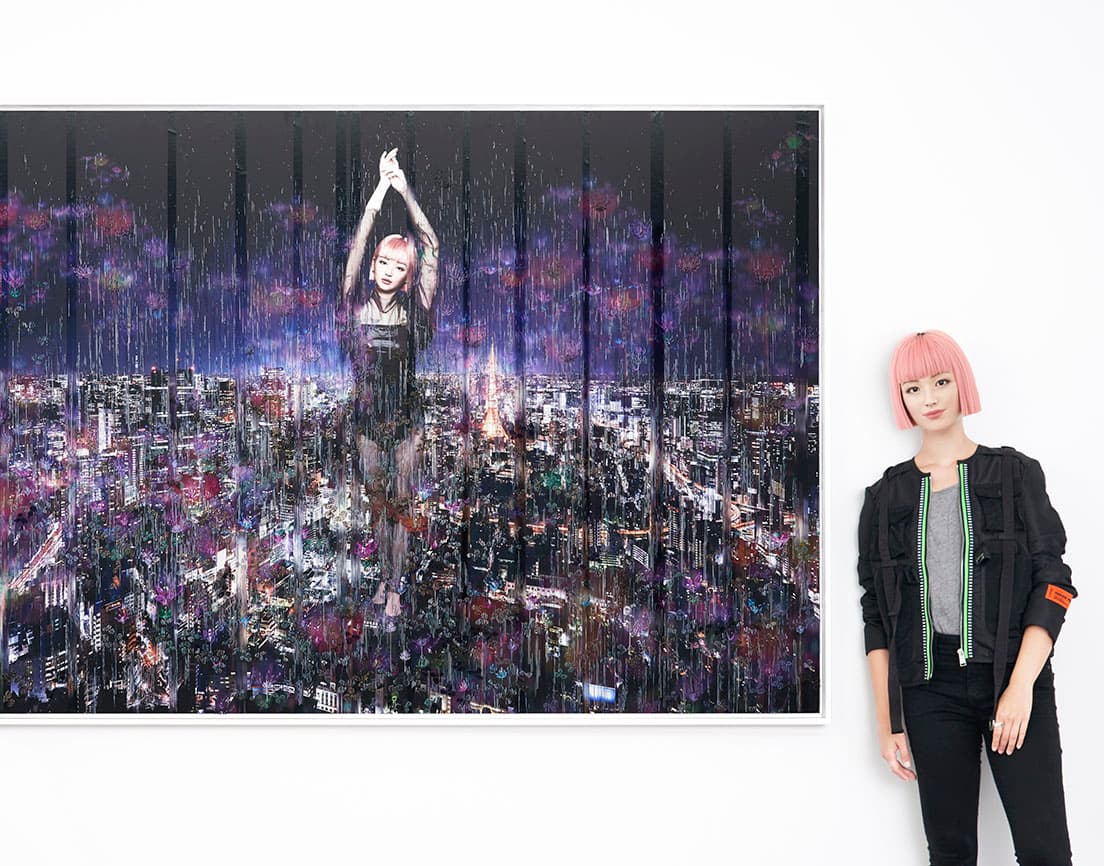 東京の夜の街を浮遊する《imma（clone）》（2020年、ミクストメディア）、〈imma〉本人とともに。　photo_Masayuki Ichinose
