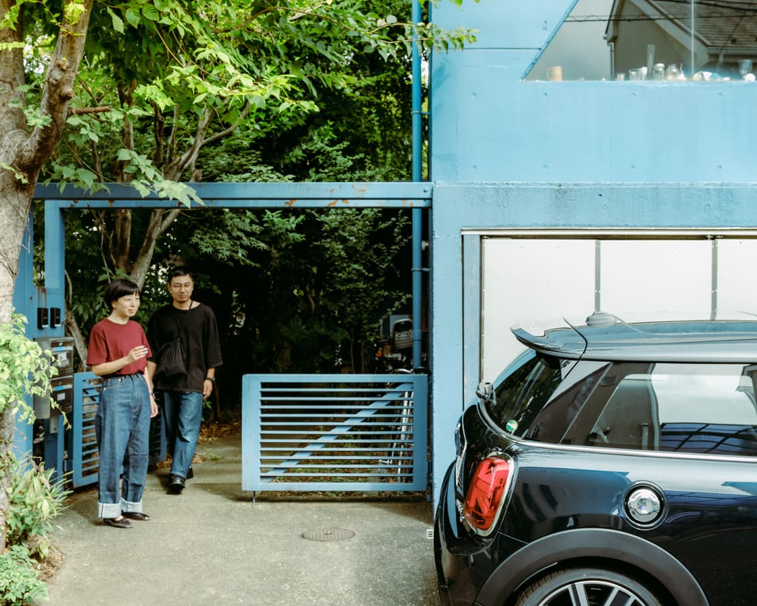 いつも自転車で通う阿佐ヶ谷の事務所へ、この日は〈MINI〉で自宅から出発。