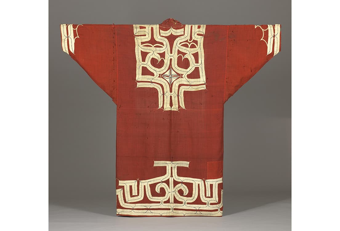 赤モスリン地切伏刺繍衣裳　丈127.5cm 　日本民藝館蔵　※本作品は〜10月18日限定公開。日本民藝館蔵
