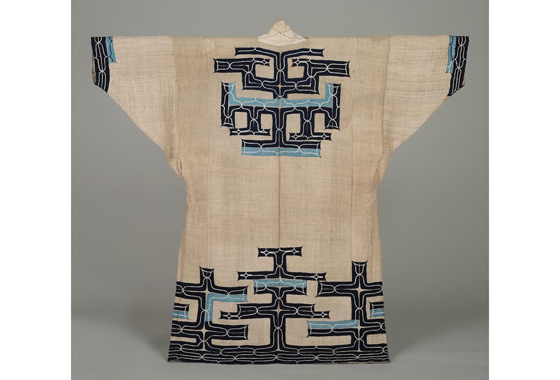 イラクサ地切伏刺繍衣裳（テタラペ） 丈116cm　樺太アイヌ　日本民藝館蔵
