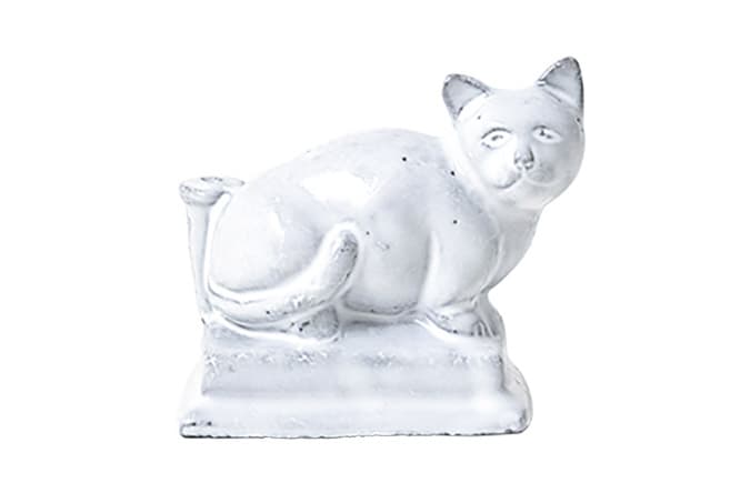 フランスの画家バルテュスの絵本を復刻した〈アスティエ・ド・ヴィラット〉から、絵本に登場する猫、ミツを思い起こさせる陶器のお香立てが登場。お尻の後ろのスタンドにスティックインセンスを立てるしくみ。温かみのある白い釉薬が特有の表情を醸し出す。《MINOU インセンスホルダー》17,000円