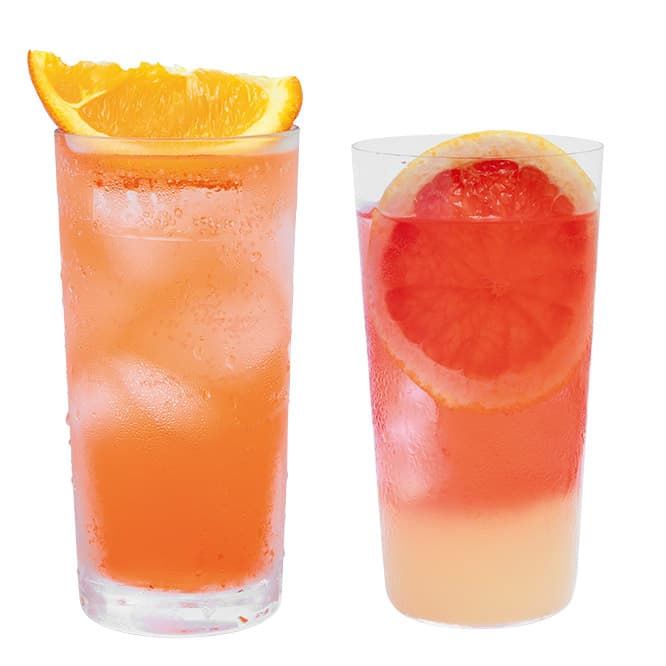 カクテル700円〜。右/カンパリ＋搾り立てグレープフルーツのスプリッツァー。左/飲み心地すっきりのアペロール。