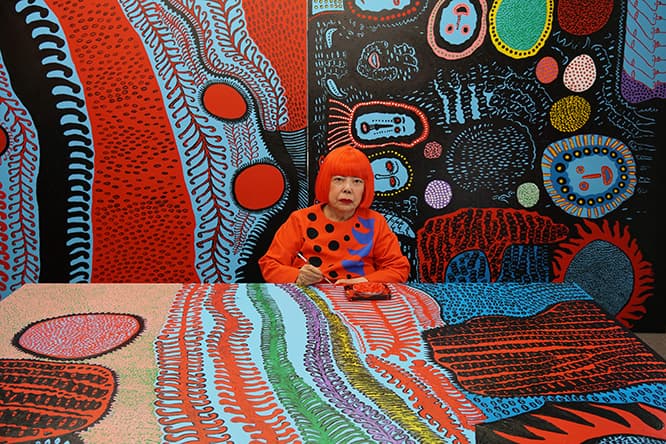 東京のスタジオでの草間彌生。Image © Yayoi Kusama. Courtesy of David Zwirner, New York; Ota Fine Arts, Tokyo/Singapore/Shanghai; Victoria Miro, London; YAYOI KUSAMA Inc.
