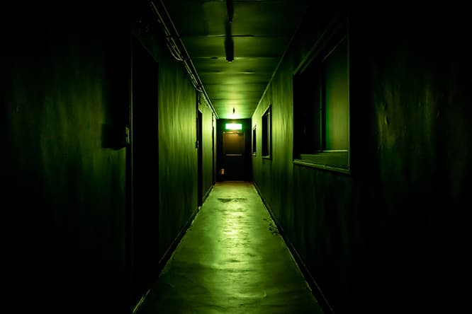 【第8留】グレゴール・シュナイダー《住居の暗部》。何もかもが黒く塗りつぶされた空間。