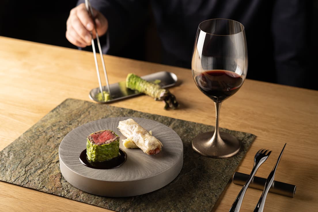 全10品の《Tsubame Sanjo》コース20,000円から。金属研磨による独自の模様を生み出した〈トミタ〉による器や〈玉川堂〉によるワイングラスなど、12社の技術と食が融合。燕三条の米や野菜、果物を指定農園や果樹園と協賛する。