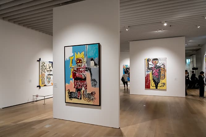 人物像。王冠をかぶったり拳を振り上げたりして強さを誇示する。　Artwork © Estate of Jean-Michel Basquiat. Licensed by Artestar, New York

