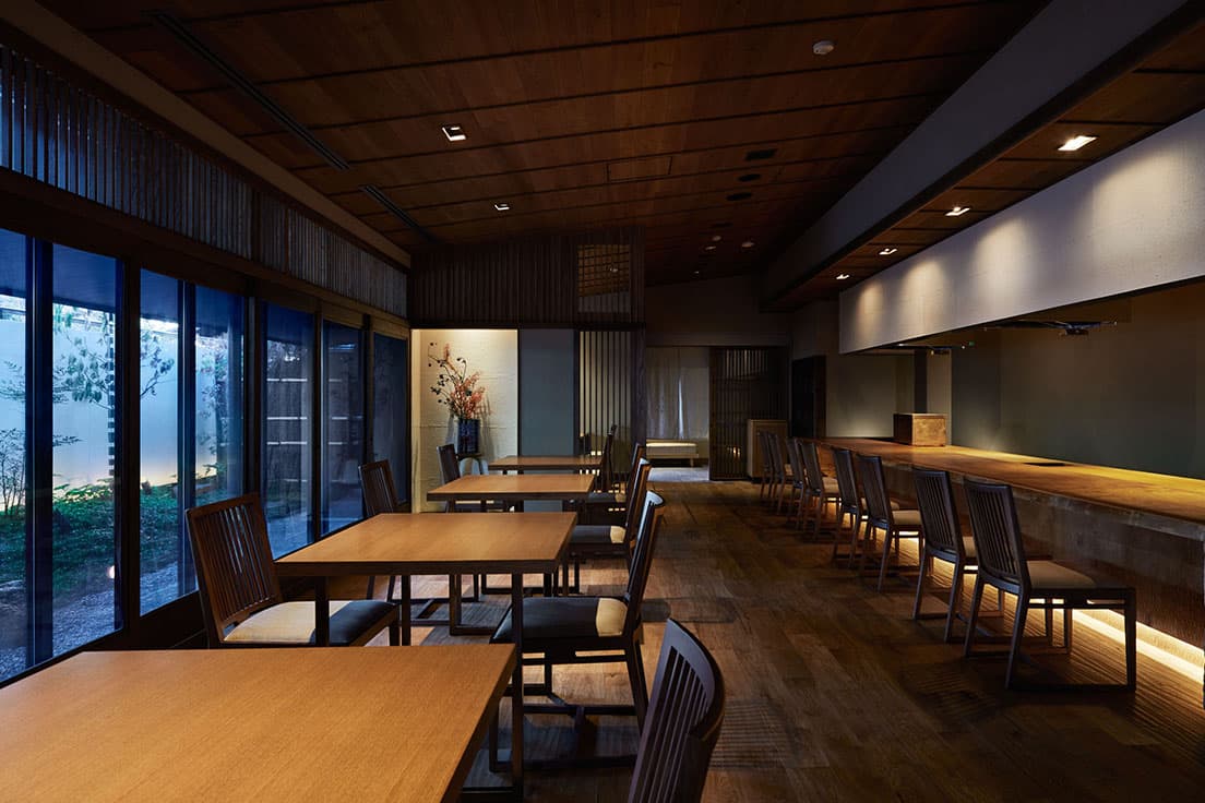 〈割烹 月かげ〉。唎酒師の店長が料理に合う日本酒や日本ワインをペアリングしてくれる。　photo_Nacasa &amp; Partners
