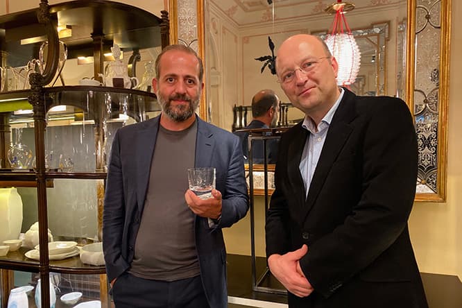 創設1823年。鉛を含まないカリ・クリスタルのメーカー〈ロブマイヤー〉では、照明デザインで知られるマイケル・アナスタシアデス（左）のタンブラーを発表。