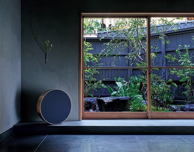 マイケル・アナスタシアデスがデザインしたスピーカー《BEOSOUND EDGE》。ダイナミックな音響とユニークな円デザインに、オダギリ監督も興味津々。
