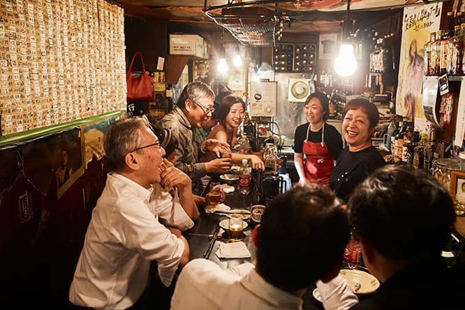 さまざまな職種の人が集まる、新宿のゴールデン街を紹介。