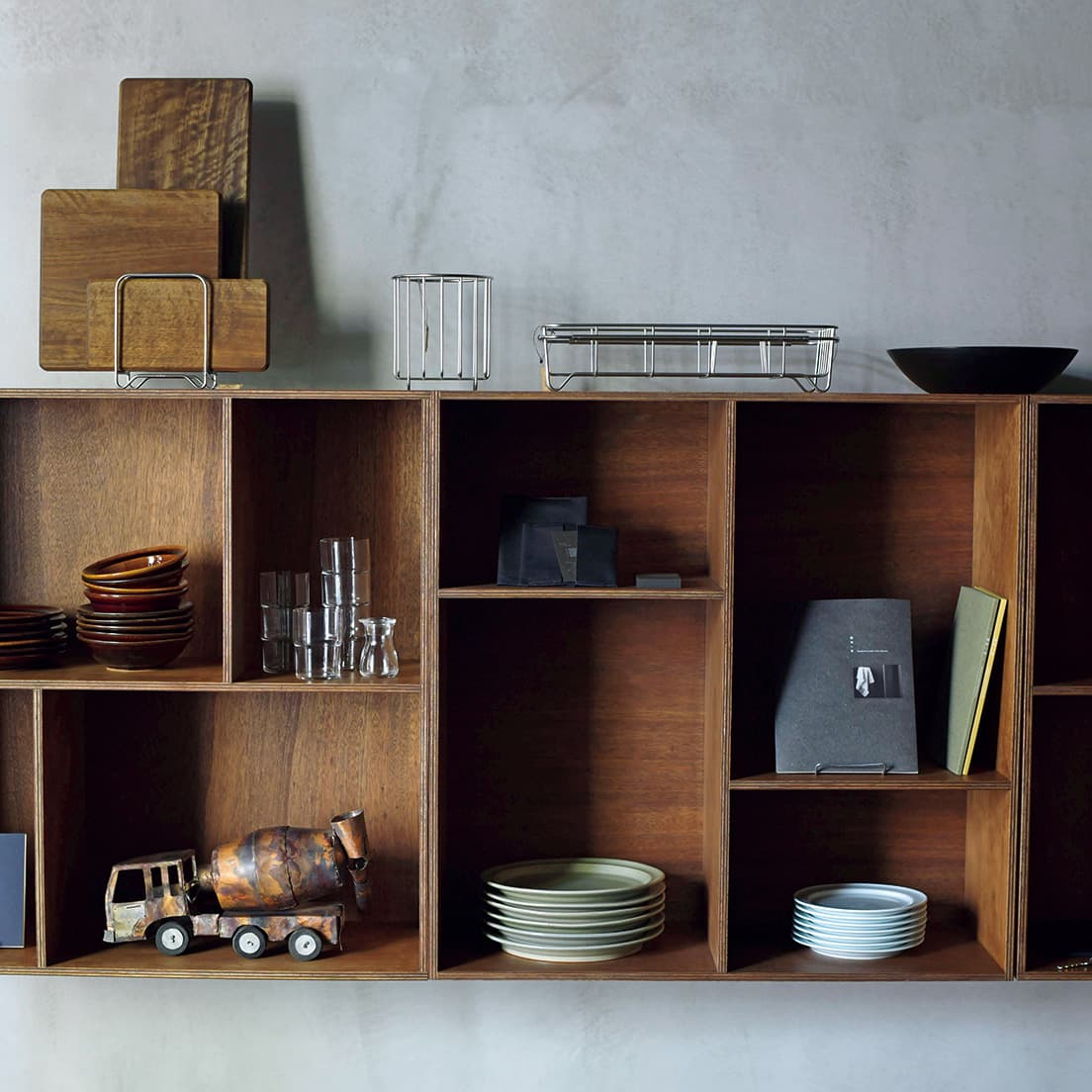 新作の《LAUAN SHELVES SQUARE》50,000円〜。沖縄南部の工房で製作された器《Erde》のプレート1,200円〜。