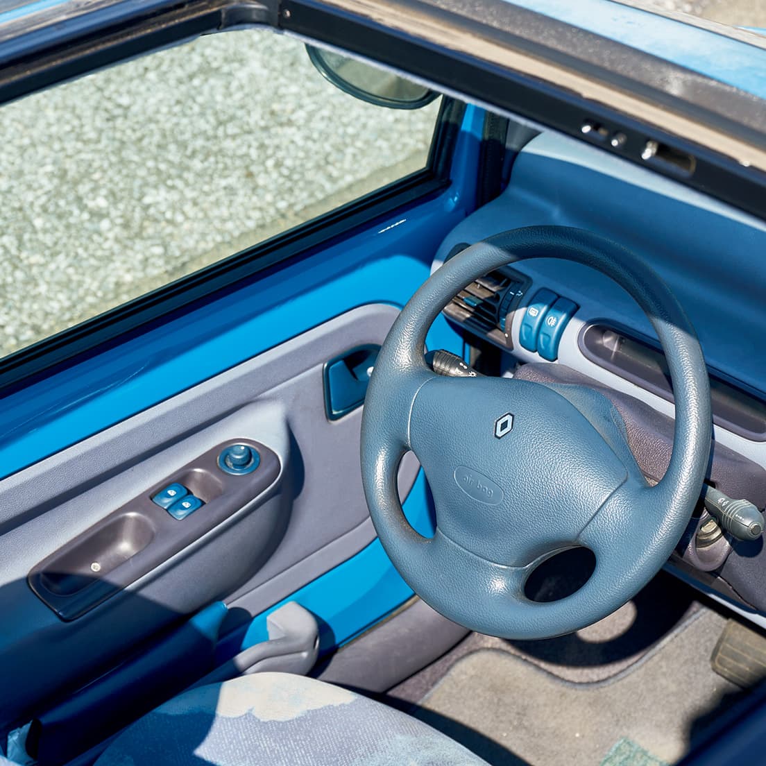 取材車は大きく開くキャンバストップを備える仕様。センターメーターを採用しており、ドライバーの目の前には警告灯類があるのみ。ボディ同色の内張りもシンプルだ。
