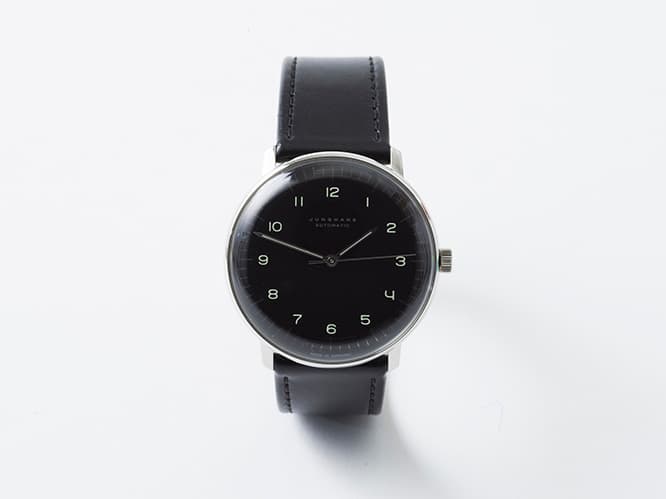 1861年、ドイツ・シュランベルクにて創業した時計メーカー〈JUNGHANS（ユンハンス）〉もセレクト。現在でも、“メイド・イン・ジャーマニー”の理念を守り、一つひとつ職人チームの手で最後まで責任を持って製造されている。140,000円。