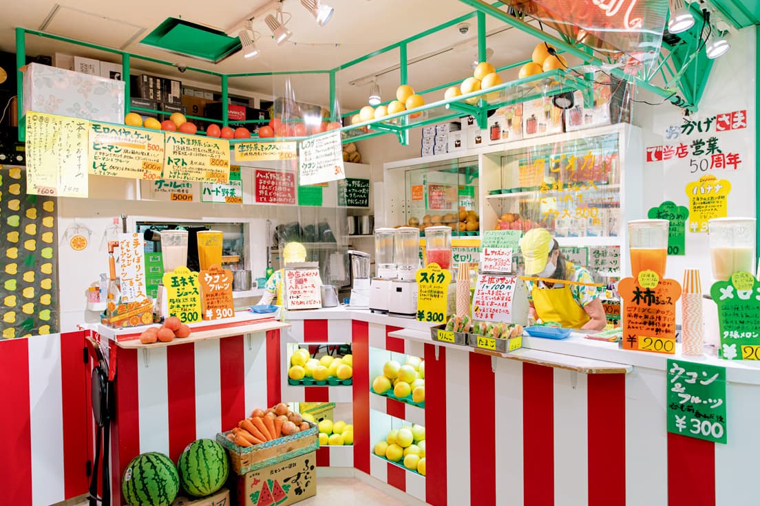 〈ベジタリアン 新橋本店〉長きにわたり、新橋の人々の健康を支えるスタンドジュースバー。ニュー新橋ビル1F TEL 03 3591 8676。8時〜19時。日曜・祝日休。土曜は不定休。