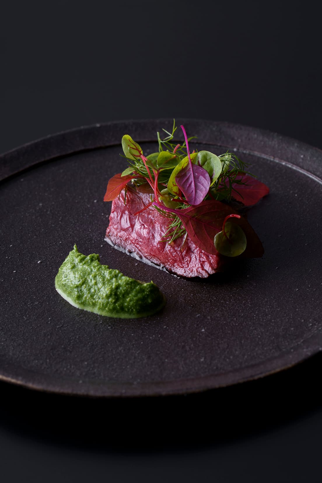 土の質感がよく分かるうつわにシンプルな肉と野菜を合わせることで、より大地を感じられるように。