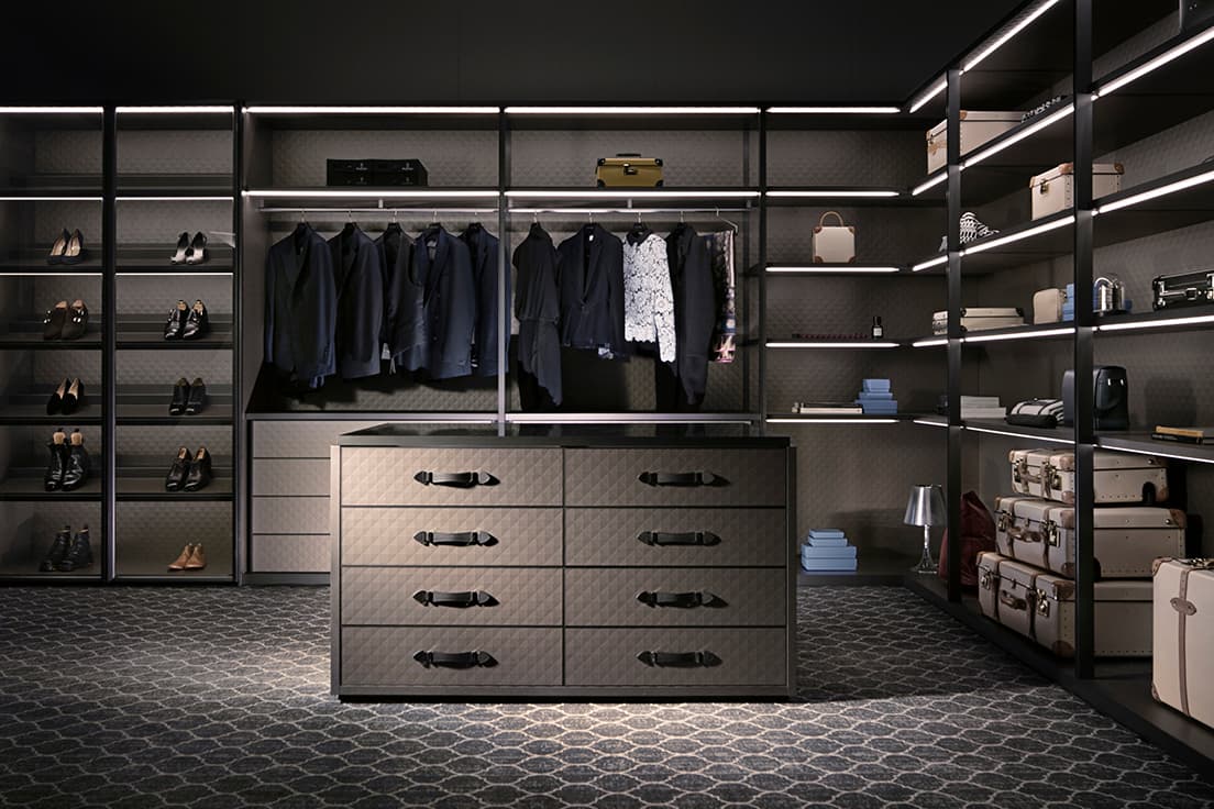 黒崎敏がディレクションした新しいワードローブ《The Wardrobe for GLOBE‒TROTTER by Molteni&amp;C》。納期はオーダーから4〜5ヶ月（受注生産）、限定10台。価格はサイズ・仕様により異なるため問い合わせを。