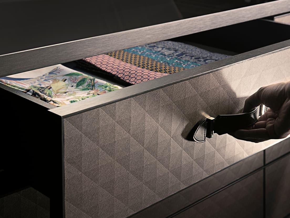 《The Wardrobe for GLOBE‒TROTTER by Molteni&amp;C》のハンドルには〈グローブ・トロッター〉のアイコン的に使用されるハンドと同じカラーが使われている。