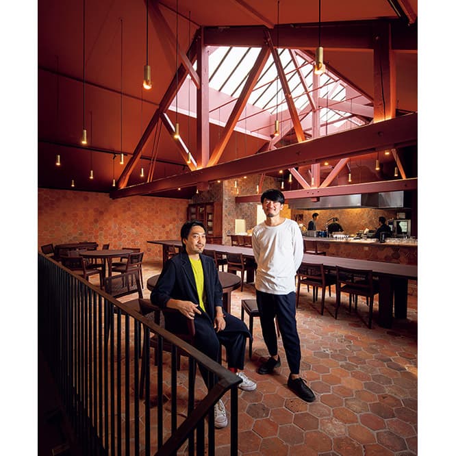 二人が作りあげた〈Restaurant Maison〉はテラコッタの床と壁、開かれたキッチン、自然光の差し込むガラス張りの屋根。温かくて開放的な「家」を作りたいという渥美シェフの夢を、田根剛が実現させた。
