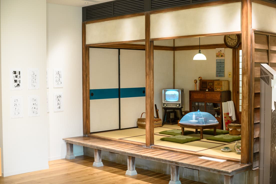 1階常設展示室には、昭和の六畳間を再現した空間が。ブラウン管のテレビからは、懐かしい映像が流れる。季節に合わせて模様替えされる。