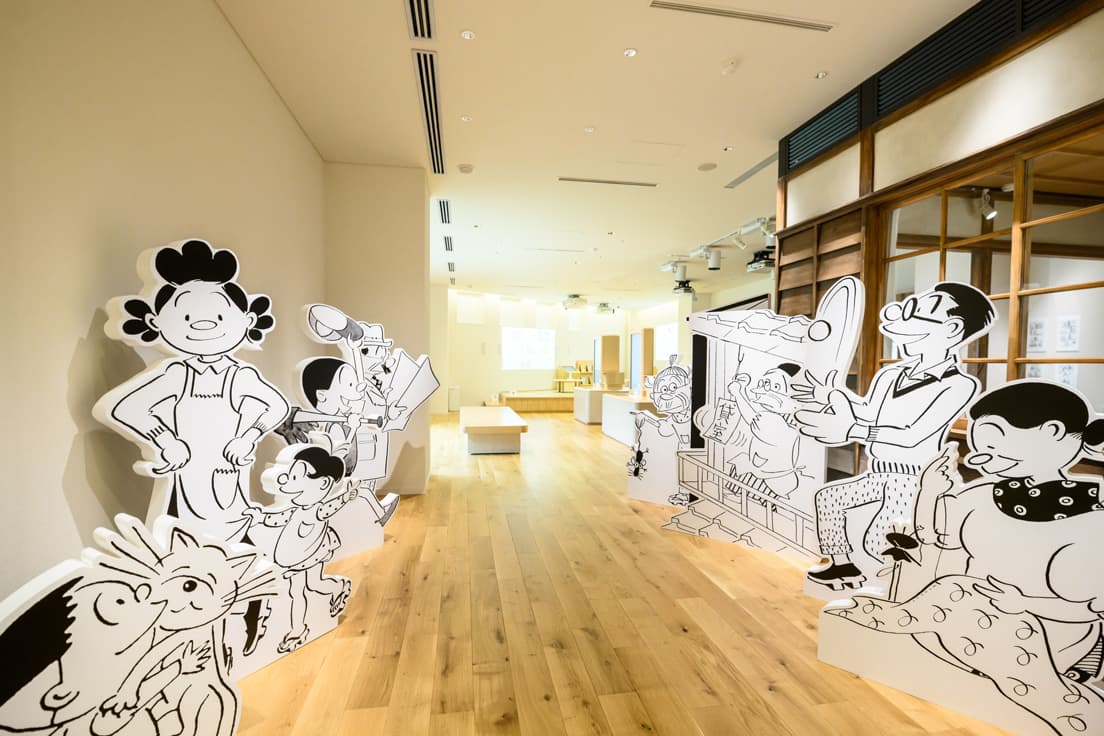 記念館の1階常設展示室。2階常設展示室、2階企画展示室と合わせて、空間作りを担当したのは、以前紹介した〈豊島区立 トキワ荘マンガミュージアム〉と同じく、数多くの美術展や美術館を手がける丹青社。