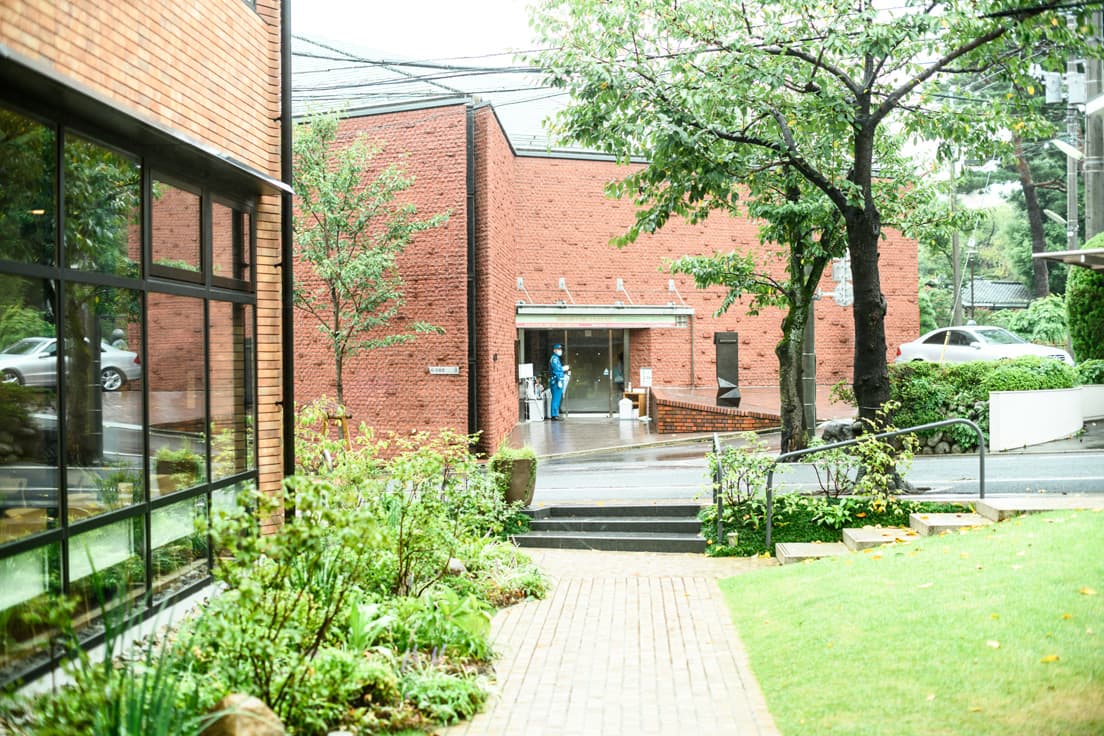 奥の〈長谷川町子美術館〉はレンガ、手前の〈長谷川町子記念館〉はスクラッチタイル、外壁には互いに馴染む素材を使用している。