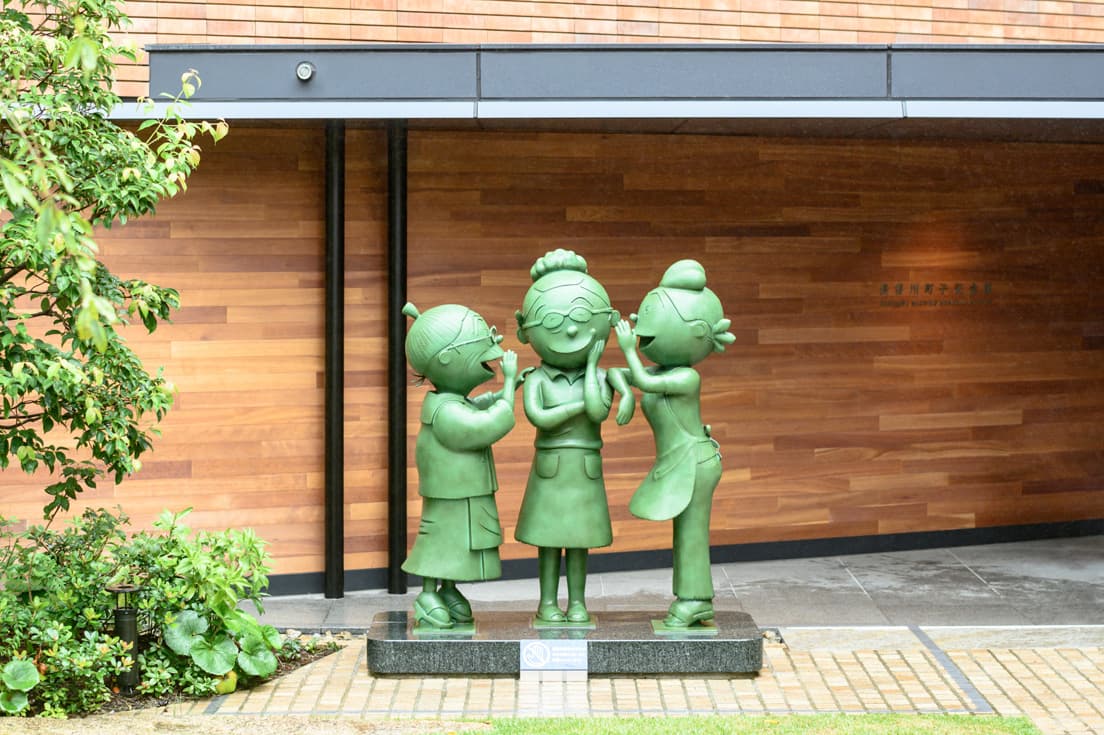 〈長谷川町子記念館〉前の銅像は、長谷川町子、サザエさん、いじわるばあさんがおしゃべりする、『サザエさん うちあけ話』の表紙がモチーフ。