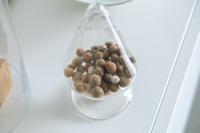 ブラッシングで集めたベージュくんの毛のフェルト。〈Found MUJI〉でキルギスのフェルト作りを見て思いついたとか。