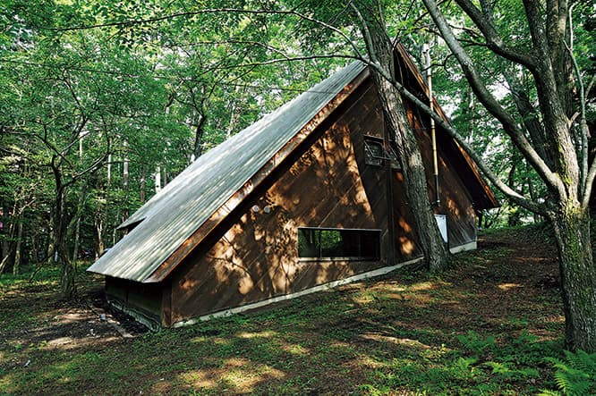 緩やかな斜面に建つ住宅。この傾斜がそのまま室内の大きな土間に取り入れられている。