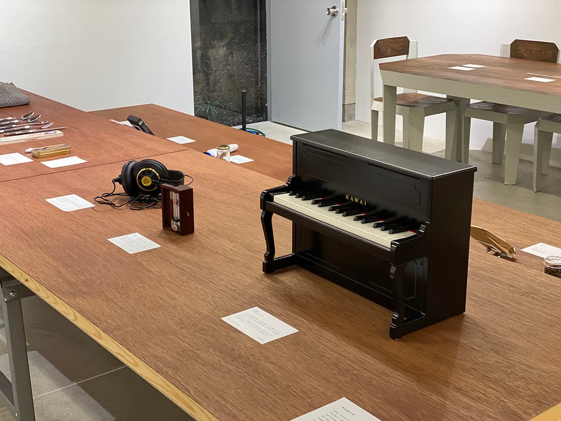 音楽家・阿部海太郎の愛用品。手前から〈KAWAI〉の《アップライト型トイピアノ》15,180円、〈ウィットナー〉の《メトロノーム》14,850円、〈AKG〉の《スタジオモニターヘッドフォン K240》6,281円（全て税込）。