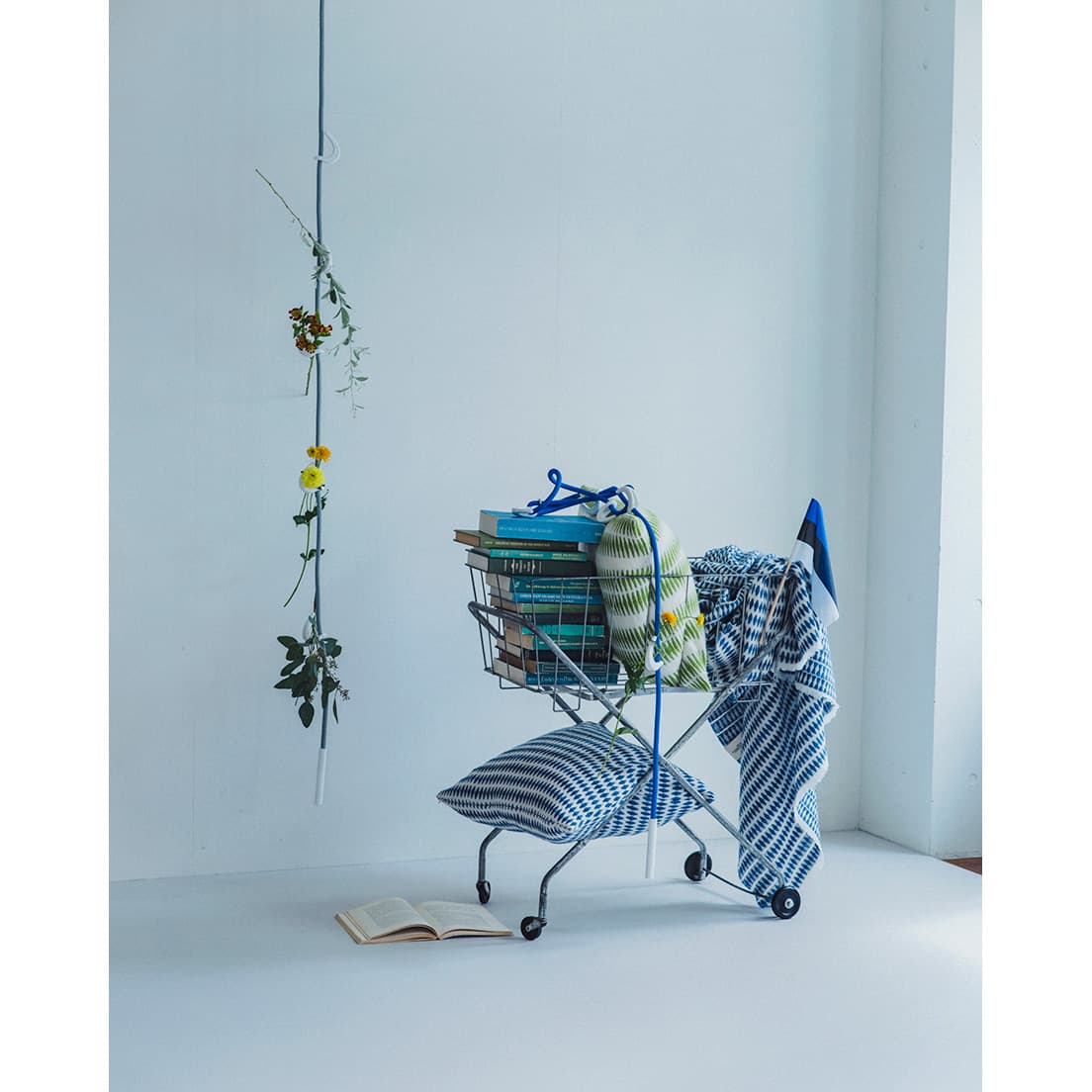 TAMMA DESIGN /タンマ・デザイン　ロープを用いたつり下げ式のラック《NÖRK RACK》（写真左）など、小規模ながら革新的なスタイルを貫くデザインスタジオ。
Kelpman Textile /ケルプマンテキスタイル　テキスタイルデザイナー、マレ・ケルプマンが設立したブランド。オーガニック素材を使用したショールやブランケットなどを展開。