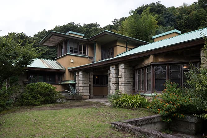 フランク・ロイド・ライトの日本における設計・建築において重要な役を担った、遠藤新による住宅。幾何学的意匠、大谷石の使用などそこかしこにライトへの敬意が満ちた居間は、〈帝国ホテル 旧本館〉のロビーを彷彿とさせる。”葉山の遺産である”という思いを同じくする「加地邸保存の会」の人々によって、現在の住人のもとに渡り、また2014年には広くその魅力を訴える展覧会『加地邸をひらく』が開催された。