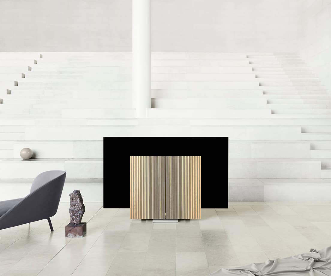 〈バング ＆ オルフセン〉のスピーカーが開閉する、8Kの有機ELスクリーン技術を採用した《Beovision Harmony》。