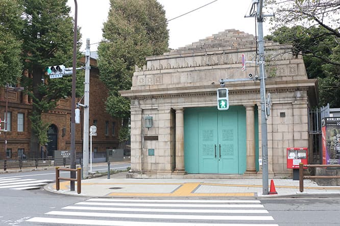 〈旧博物館動物園駅〉改修後の外観。小ぶりながら重厚な建物だ。