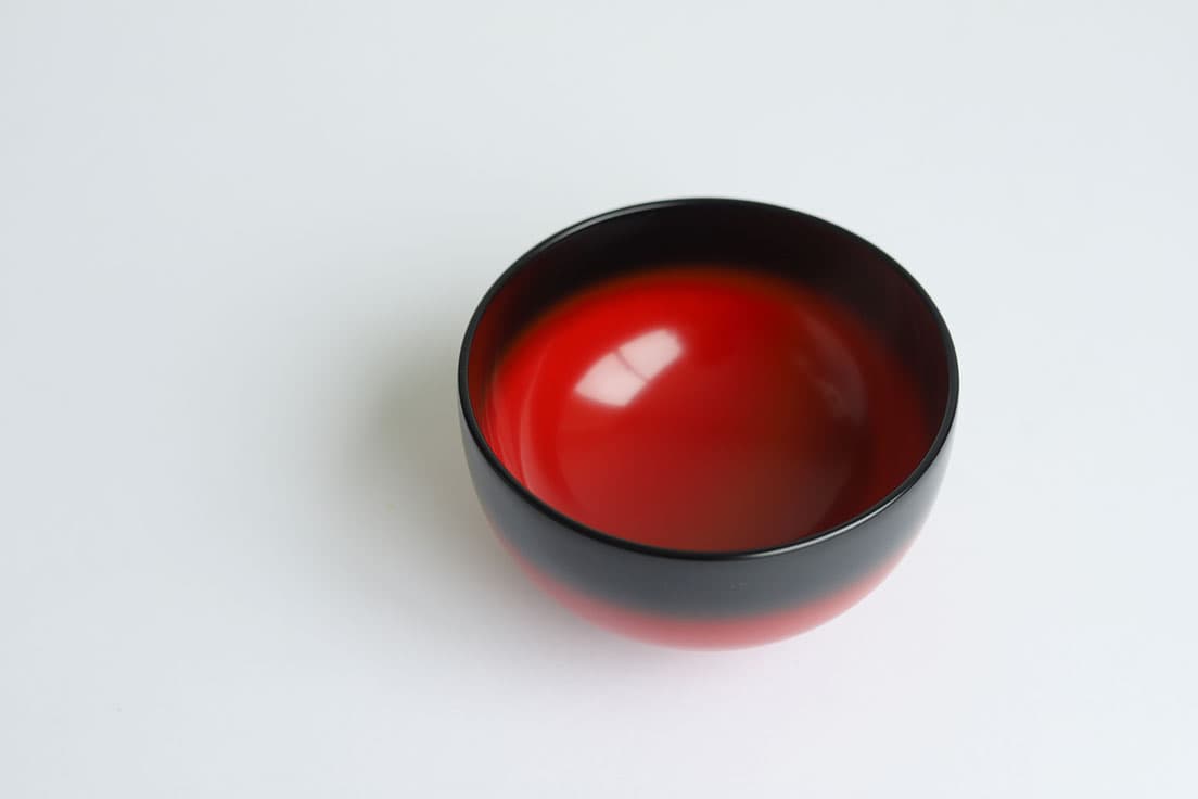 美しいだけでなく機能的な「輪島塗」のうつわ。