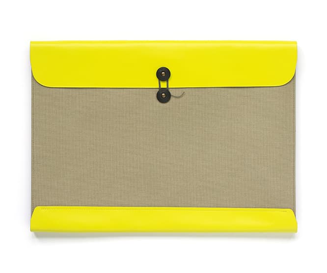 《Legal Envelope for Maharam》39,000円。くるくると巻いて封を留めるエンベロープを模したデザインが印象的だ。