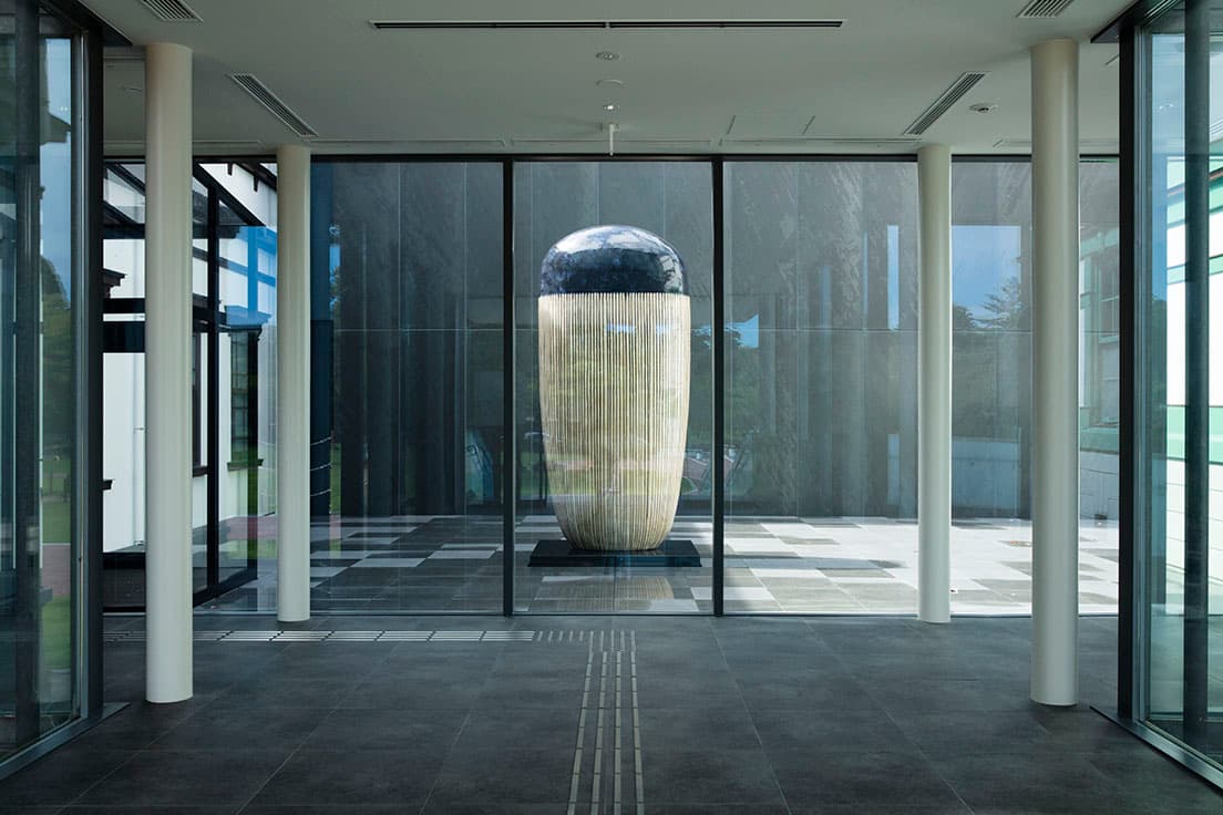 管理棟と事務棟の間にあるエントランスを入ると金子潤《Untitled（13-09-04）》（2013年）が出迎える。