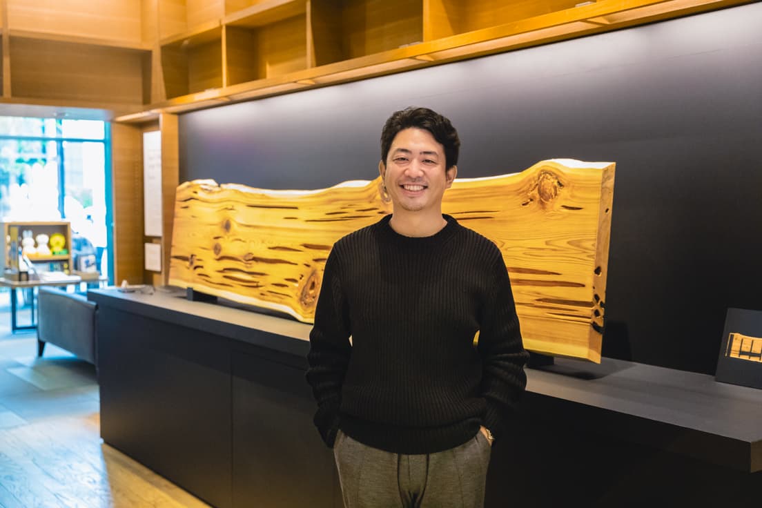 〈代官山T-SITE 代官山 蔦屋書店〉の2号館に設置された〈KINPEI〉の製品前に立つ鈴木啓太。