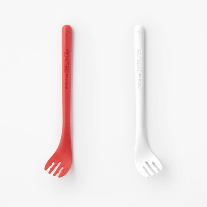 左利き用と右利き用、2種の「カップヌードル THE FORK 」。